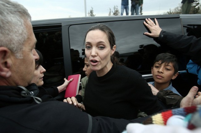 Истощенная Анджелина Джоли находится при смерти