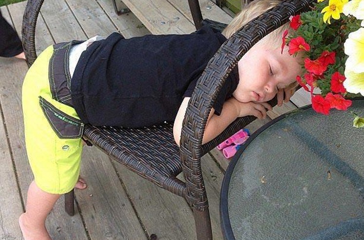 Смешные картинки детей, которые уснули как попало, 50 фото