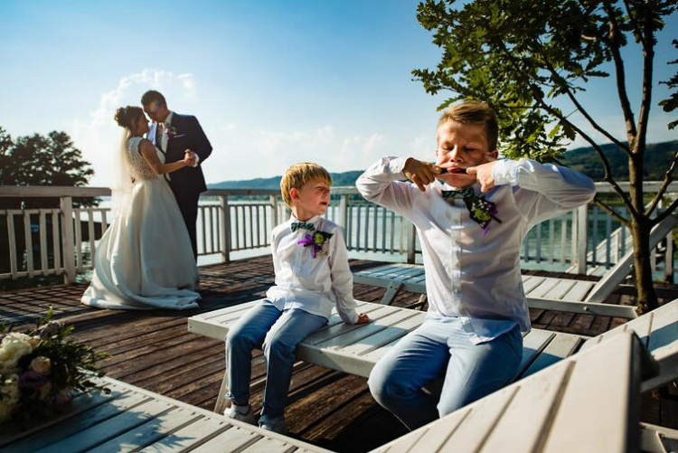 30 cмешных фото детей, которым очень скучно на свадьбе