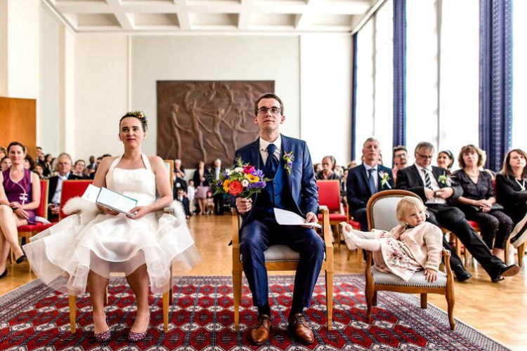 30 cмешных фото детей, которым очень скучно на свадьбе