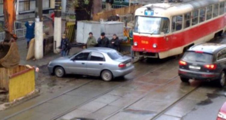 "Олени" на автомобильной парковке: 45 удачных примеров