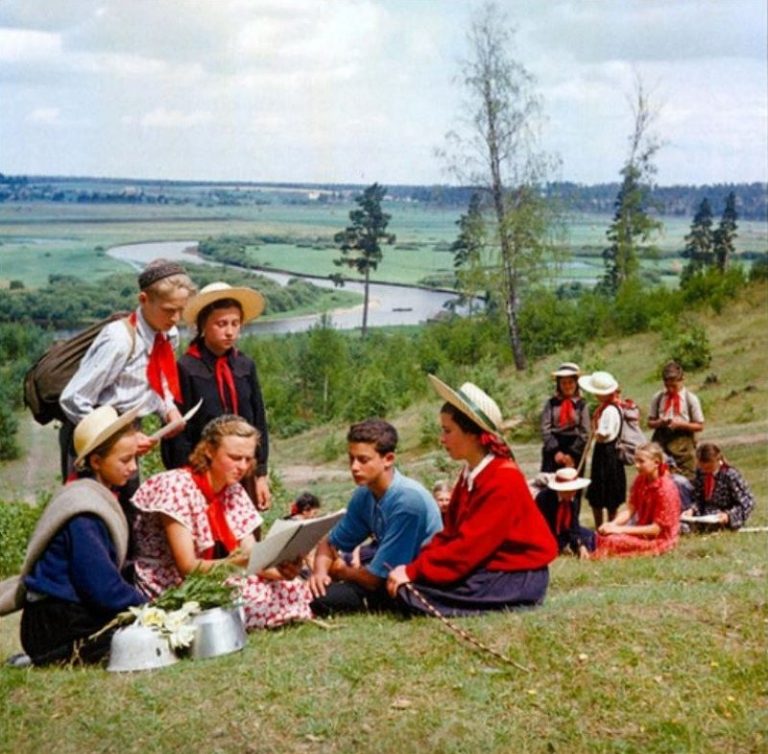 Советское путешествие. Детский туризм в СССР. Пионеры в походе. Поход СССР. Советские туристы.