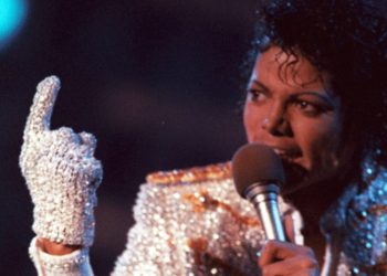 kul'tovyye aksessuary_Belaya perchatka Maykla Dzheksona