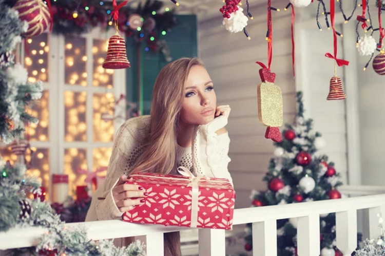 Милые подарочки: 30 красивых девушек возле новогодней елки