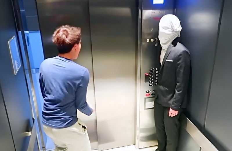 Funniest Moments in the Elevator: Looks Like a Parallel Reality