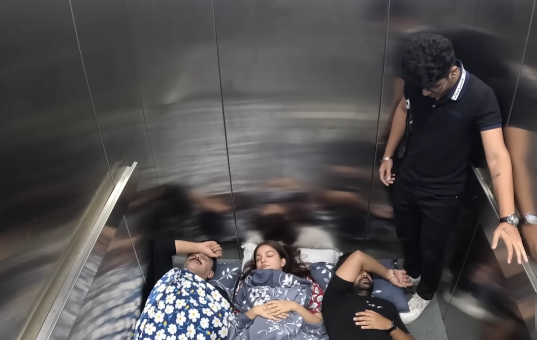 Funniest Moments in the Elevator: Looks Like a Parallel Reality