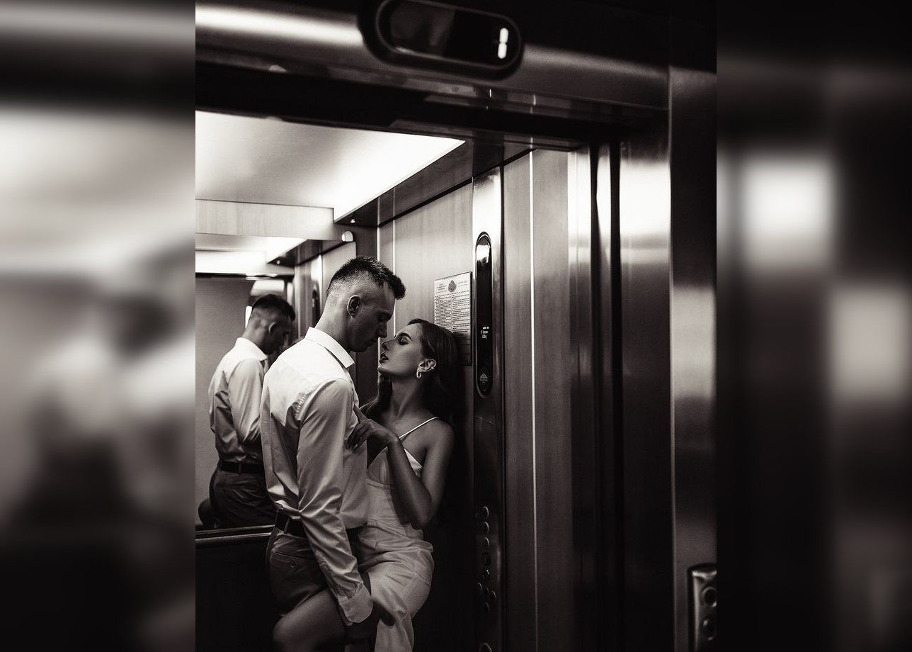 Funniest Moments in the Elevator: Looks Like a Parallel Reality